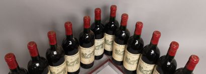 null 12 bouteilles Château CARBONNIEUX - Gcc Pessac Leognan En caisse bois. 1983

Etiquettes...