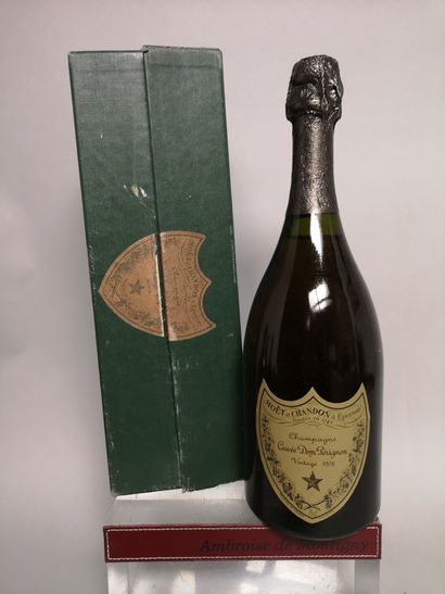 null 
1 bouteille CHAMPAGNE DOM PERIGNON 1978
En coffret (abîmé). Niveau à 1,5cm...