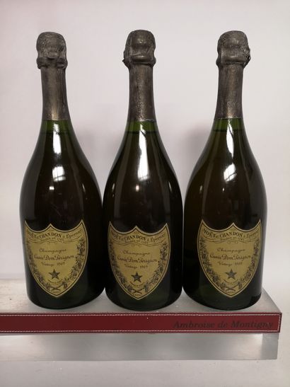 null 
3 bouteilles CHAMPAGNE DOM PERIGNON 1969
Niveaux à 1cm sous la coiffe.
