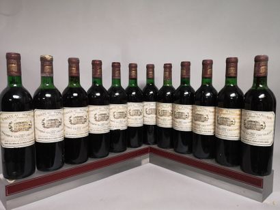 null 
12 bouteilles Château MARGAUX - 1er Gcc Margaux 1967
CBO sans couvercle. Etiquettes...