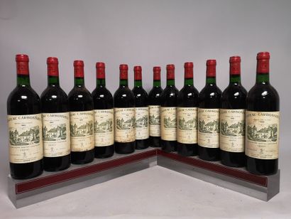 null 12 bouteilles Château CARBONNIEUX - Gcc Pessac Leognan En caisse bois. 1983

Etiquettes...