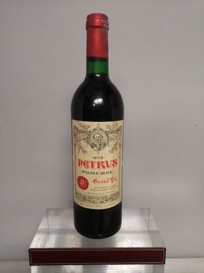 null 
1 bouteille PETRUS - Pomerol 1979
Etiquette légèrement tachée.

