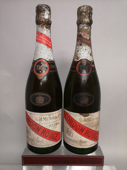 null 
2 bouteilles CHAMPAGNE G. H MUMM Cordon rouge 1966
Etiquettes et coiffes légèrement...