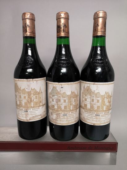 null 
3 bouteilles Château HAUT BRION - 1er Gcc Pessac Léognan 1986
Etiquettes tachées...