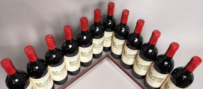 null 12 bouteilles Château CARBONNIEUX - Gcc Pessac Leognan En caisse bois. 1985

Niveau...