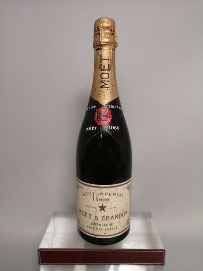 null 
1 bouteille CHAMPAGNE MOËT CHANDON ""Brut Impérial"" 1969
Etiquette légèrement...