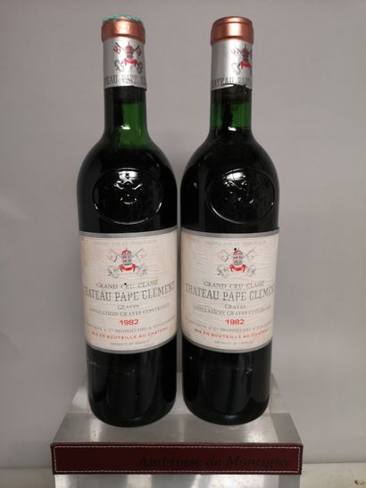 null 
2 bouteilles Château PAPE CLEMENT - Gc Graves 1982
Etiquettes légèrement tachées....