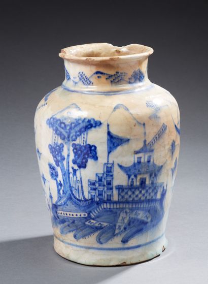 IRAN Vase balustre en céramique siliceuse décoré en bleu de cobalt de pavillons chinois...