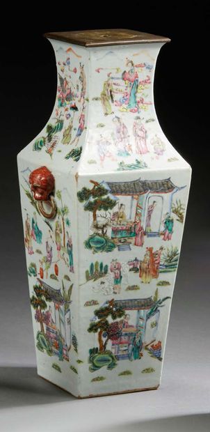 CHINE Vase à section carrée en porcelaine décoré en émaux de la famille verte. Anses...