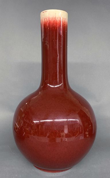CHINE Vase bouteille à long col étroit à couverte monocrome rouge de cuivre dite...