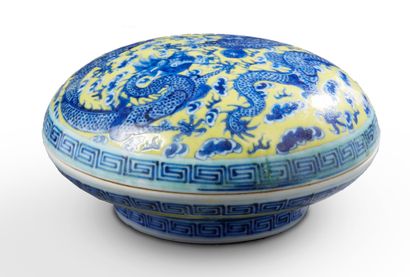 CHINE Circular covered porcelain box with yellow background decorated in blue underglaze...
