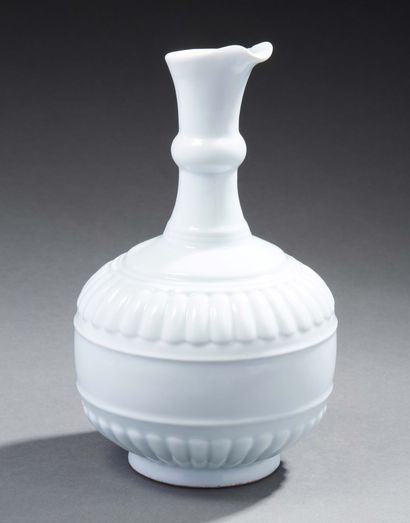 CHINE Porcelain ewer with a white monochrome background. On the reverse side, a Yongzheng...