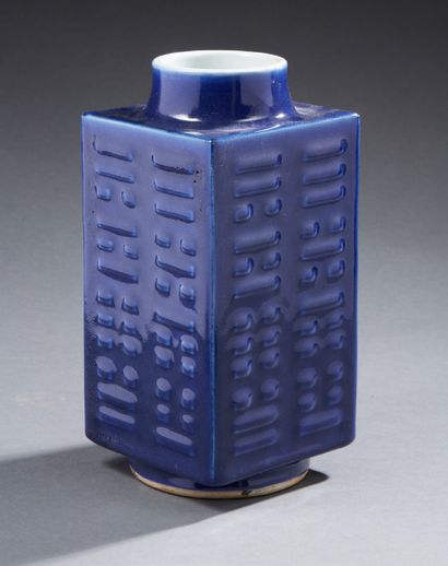 CHINE Vase de forme Cong en porcelaine à fond monochrome bleu de cobalt, marque Qianlong...