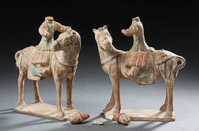 CHINE Pair of terracotta groups with traces of polychromy representing riders on...