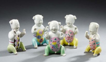CHINE Five porcelain figurines representing the hoho twins sitting with their clothes...
