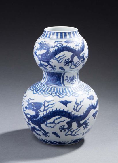 CHINE Vase double gourde en porcelaine décoré en bleu sous couverte de quatre dragons...