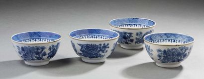 CHINE pour le Vietnam Four circular porcelain bowls decorated with blue underglaze...
