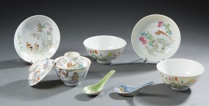 CHINE Three porcelain bowls, two lids and two saucers with various naturalistic decorations...
