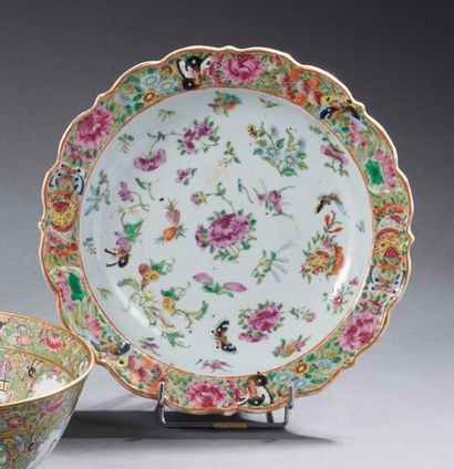 CHINE Porcelain bowl decorated with flowers and butterflies in Canton polychrome...
