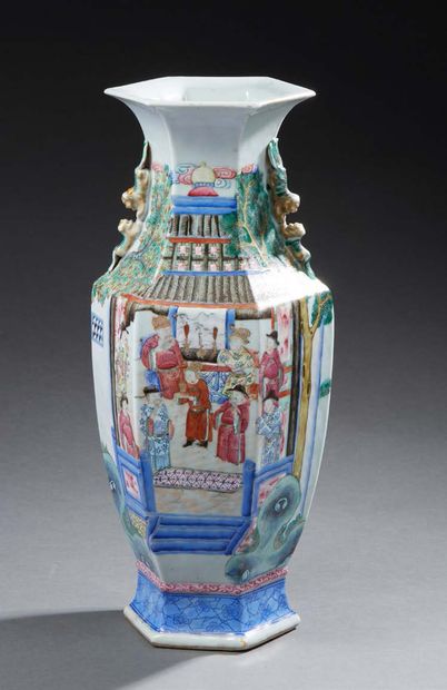 CHINE Vase hexagonale de forme balustre en porcelaine décoré en émaux de la famille...
