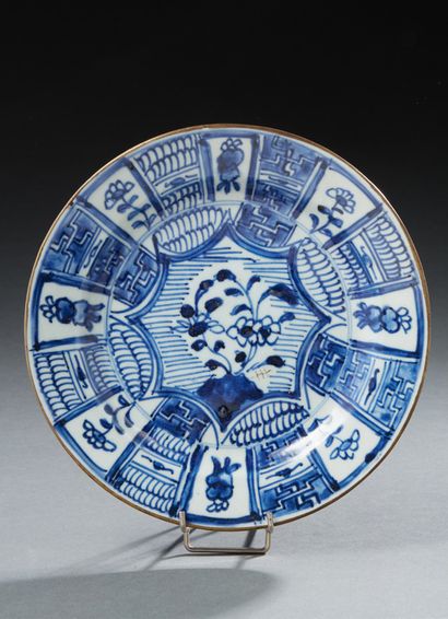 CHINE FOR VIETNAM OR VIETNAM Circular porcelain plate decorated in blue underglaze...