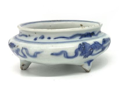 CHINE Godet à eau de Lettré circulaire sur trois pieds en porcelaine décoré en bleu...