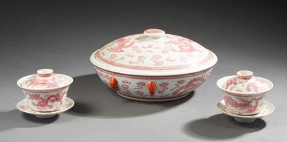 CHINE A circular covered porcelain tureen with two covered bowls and their saucers...