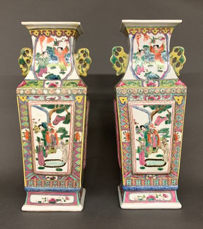 CHINE 
Paire de vases à anses en porcelaine polychrome décoré de personnages dans...
