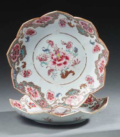 CHINE A pair of rose-shaped porcelain plates decorated with flowers in Famille Rose...
