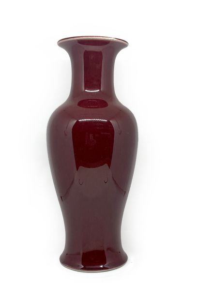 CHINE Vase de forme balustre en porcelaine à couverte monochrome rouge de cuivre...