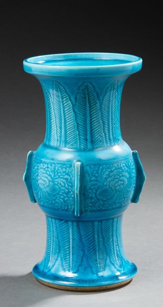 CHINE Vase Gu en porcelaine à glaçure turquoise à décor en léger relief de feuilles.
H....