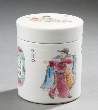 CHINE Porcelain covered cylindrical box decorated with enamels of the rose family...