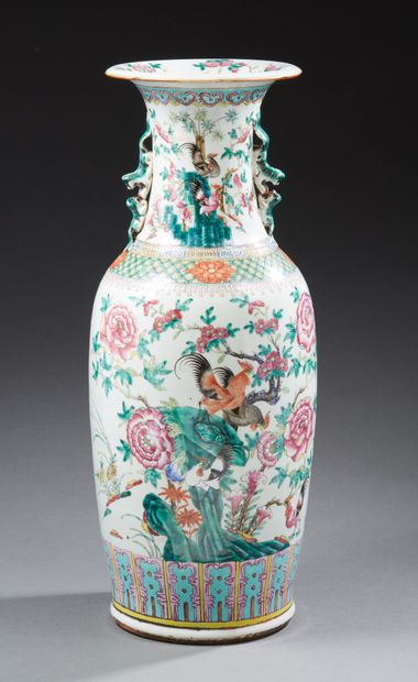CHINE Grand vase balustre en porcelaine décoré en émaux de la famille rose de coqs...