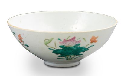 CHINE Bol circulaire en porcelaine décoré de fleurs
Première moitié du XXe siècle
Diam....