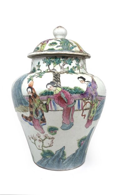 CHINE Covered baluster-shaped porcelain vase decorated with Famille Rose enamels...
