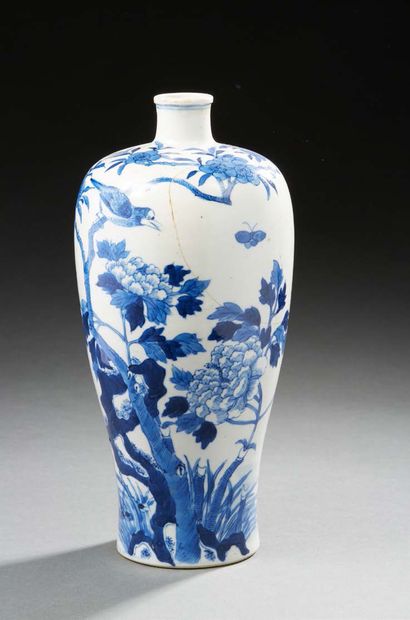 CHINE A Meiping vase decorated in blue underglaze with a bird and butterflies with...