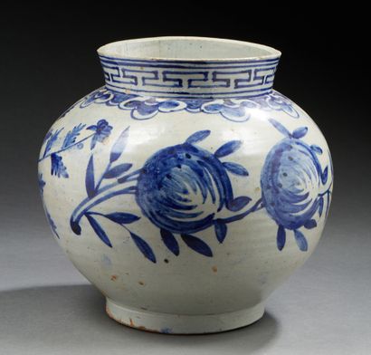CHINE Vase de forme boule en céramique à décor de fruits et feuillages bleu.
H. :...