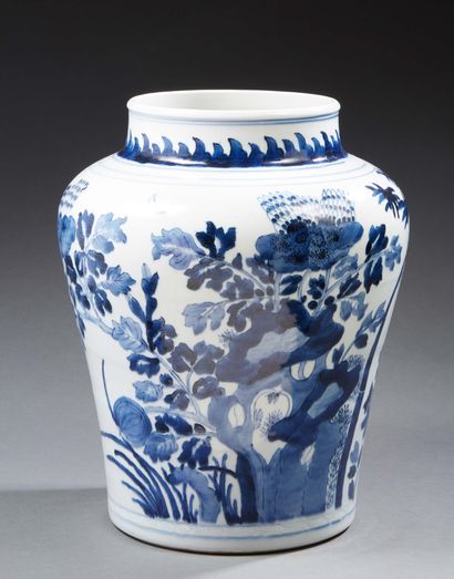 CHINE Vase balustre en porcelaine décoré en bleu sous couverte d'oiseaux, de rochers...