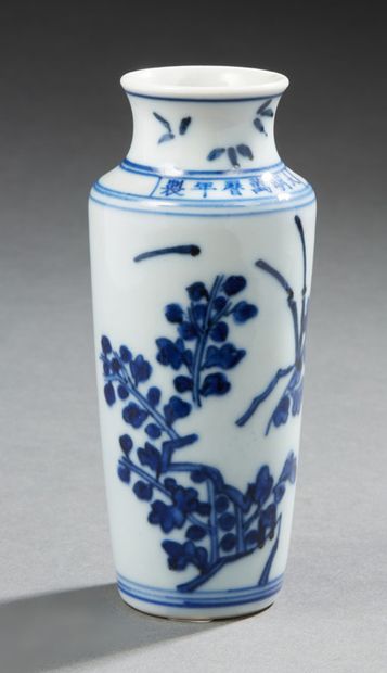 CHINE Small cylindrical porcelain vase decorated with foliage in blue underglaze...