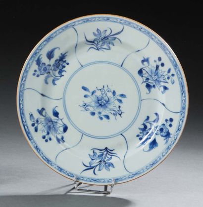 CHINE Circular porcelain plate decorated with flowers in reserves
18th century
Diameter...