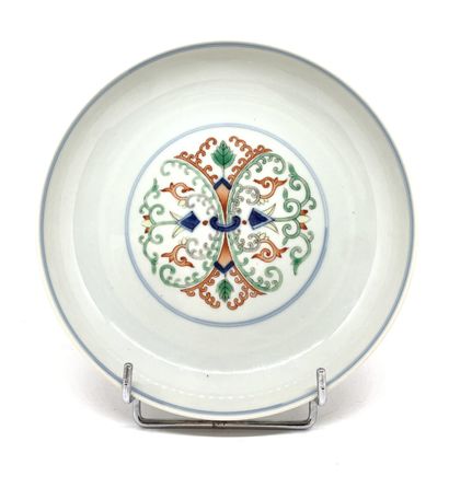 CHINE Coupe circulaire en porcelaine décorée en émaux polychromes de rinceaux fleuris,...