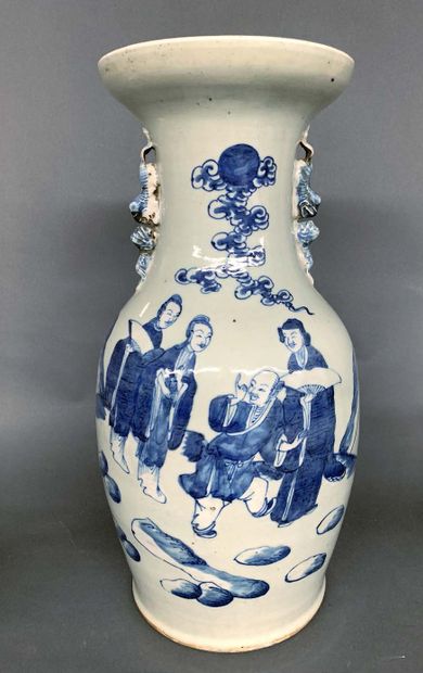 CHINE Vase de forme balustre en porcelaine décoré en bleu sous couverte de personnages...