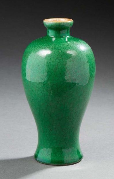 CHINE Vase meiping en porcelaine à couverte monochrome vert craquelé
XXe siècle
H...