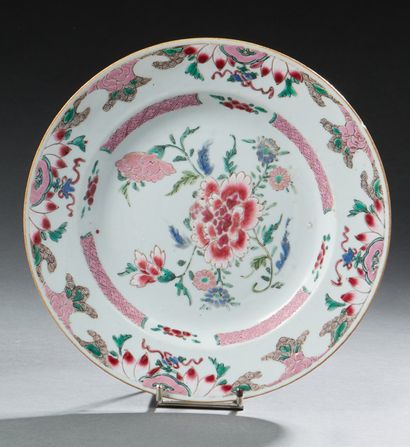 CHINE Assiette circulaire en porcelaine décorée en émaux de la famille rose de chrysanthèmes
XVIIIe...