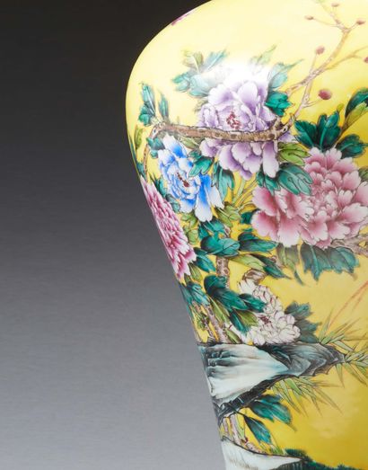 CHINE Grand vase Meiping en porcelaine à fond jaune décoré en émaux de la famille...