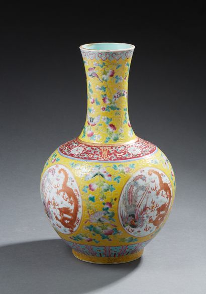 CHINE Intéressant vase bouteille à long col étroit en porcelaine à fond jaune décoré...
