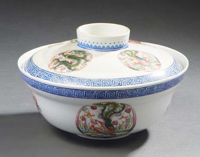 CHINE A large covered circular porcelain bowl decorated with dragons alternating...