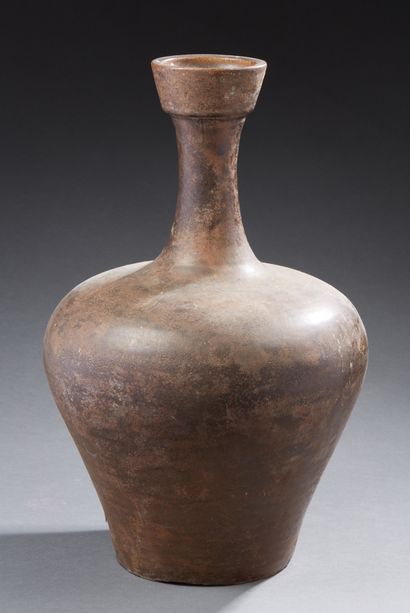CHINE Grand vase de forme balustre à col rétréci en céramique à couverte brune dans...