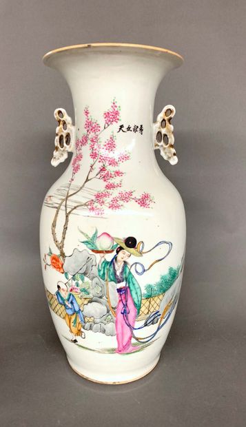 CHINE A porcelain baluster vase with openwork handles decorated with Famille Rose...