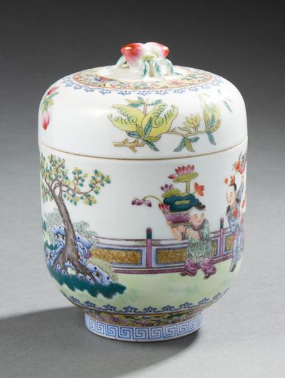 CHINE Pot couvert en porcelaine de forme cylindrique décoré en émaux de la famille...